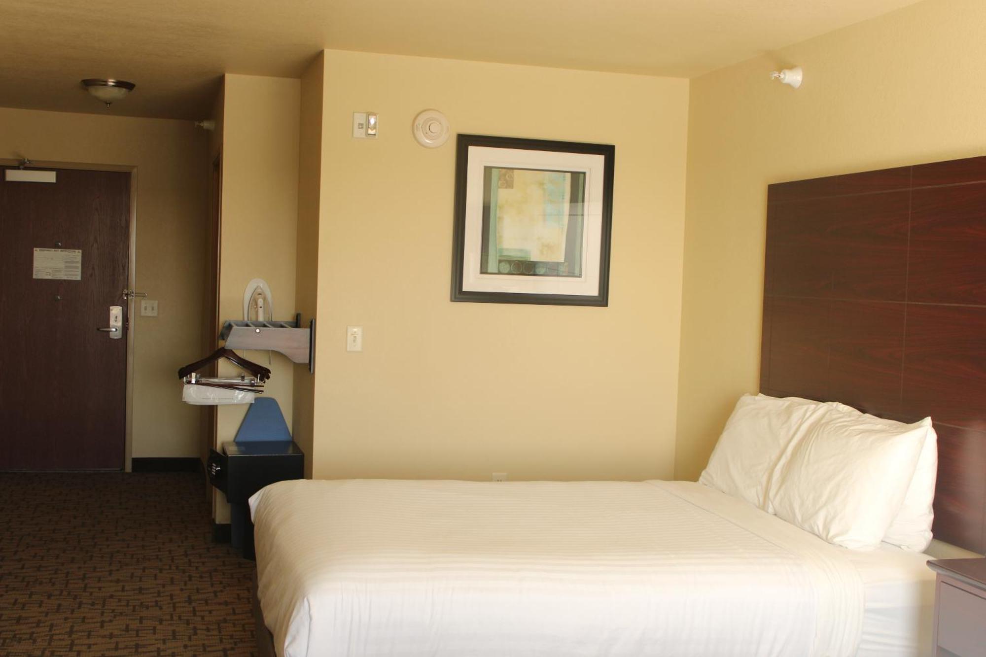 Cobblestone Hotel & Suites - Devils Lake Luaran gambar